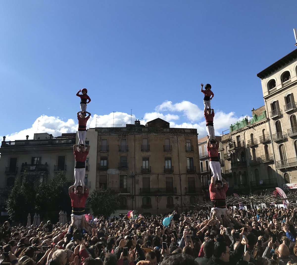 Comença el concurs de menjar #calçots de #Valls amb la <a href="/jovesvalls/">Colla Joves Xiquets de Valls</a> i la <a href="/collavella/">Colla Vella dels Xiquets de Valls</a> aixecant els pilars a la plaça El Pati #VisitaValls #calçotada