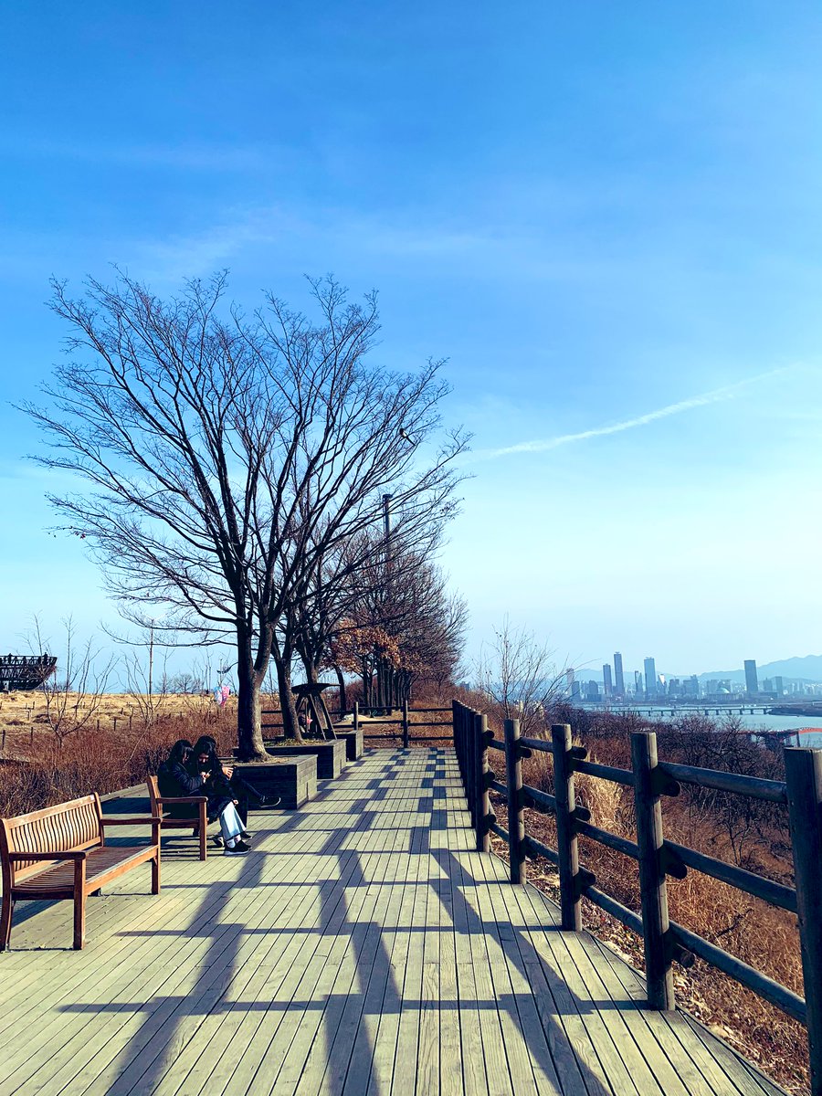 gogohanguk_es's tweet photo. Vistas desde el parque Haneul.🤸🏻♀️🌿 Hoy el cielo estaba muy claro y se podía ver claramente Namsan y hasta la torre de Lotte! 🏙☀️🌱 #corea #seul #coreano #enCorea #gogohanguk #korea #seoul https://t.co/h86dMDMXAP