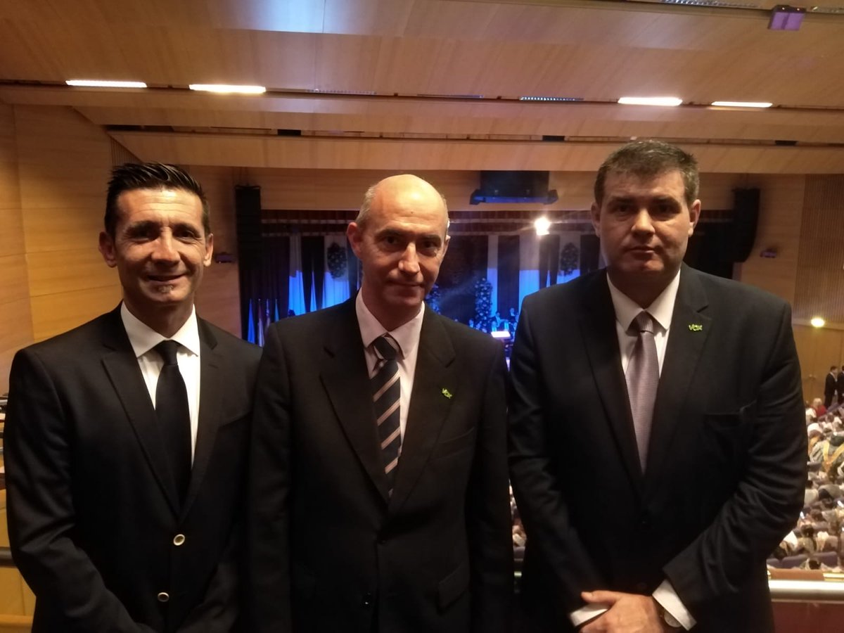 JosGOSALBEZ1's tweet photo. Otro momento importante de ayer. Encuentro con #JesusCastillo de #Castillocinceladores y con #ManuelMartin, compañero de @VOX_Valencia. https://t.co/qjC3iko9Kh