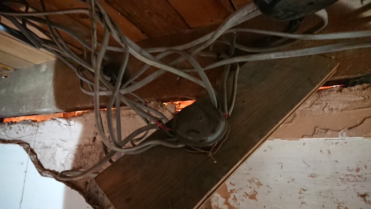 ELMATelectrical's tweet image. Domestic, old instalation. Earth twisted out side the box or just left out/cut off. No earth sliving , cable extended by flexi etc...