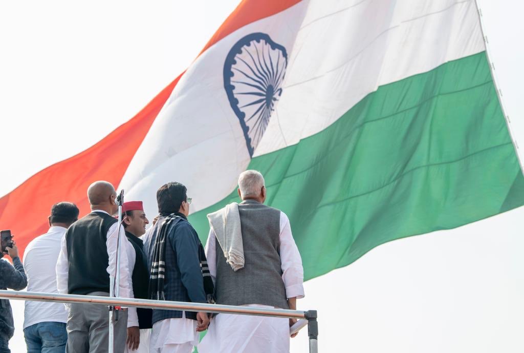yadavakhilesh's tweet photo. गणतंत्र दिवस के अवसर पर प्रदेश-देश-विदेश में रहने वाले प्रत्येक भारतीय को हार्दिक शुभकामनाएँ और बधाई!

आइए हम सब मिलकर गणतंत्र की मूल भावना की रक्षा के लिए संकल्प लें व एकजुट होकर देश की एकता और सामाजिक सौहार्द के लिए सकारात्मक प्रयास करें.

सैफई में गांधी शांति यात्रा का स्वागत! https://t.co/jQIat21EnO