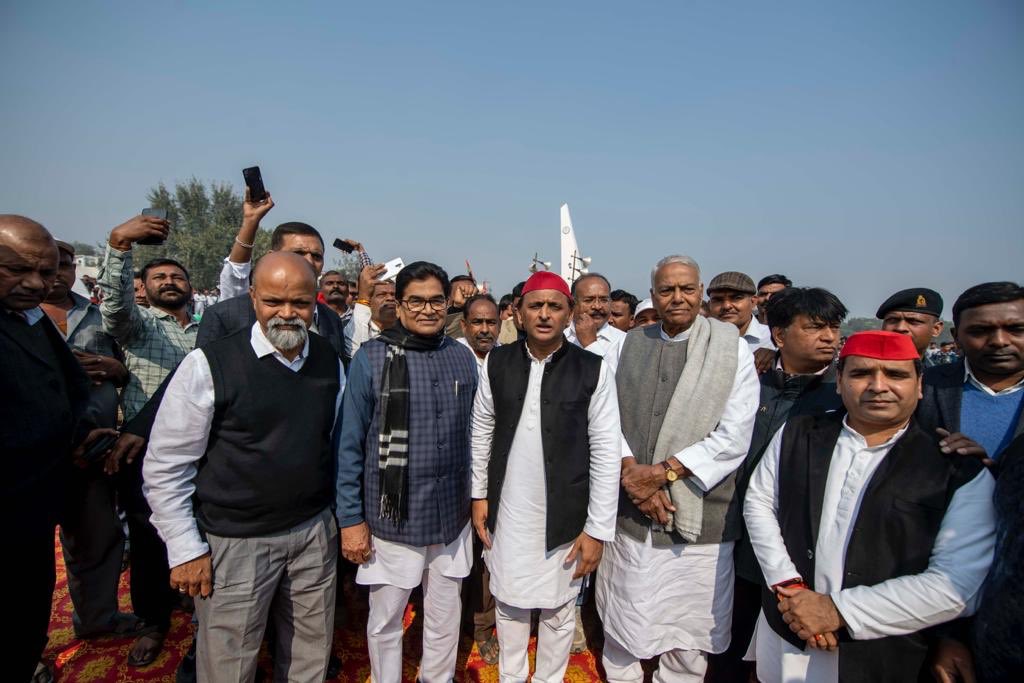 yadavakhilesh's tweet photo. गणतंत्र दिवस के अवसर पर प्रदेश-देश-विदेश में रहने वाले प्रत्येक भारतीय को हार्दिक शुभकामनाएँ और बधाई!

आइए हम सब मिलकर गणतंत्र की मूल भावना की रक्षा के लिए संकल्प लें व एकजुट होकर देश की एकता और सामाजिक सौहार्द के लिए सकारात्मक प्रयास करें.

सैफई में गांधी शांति यात्रा का स्वागत! https://t.co/jQIat21EnO
