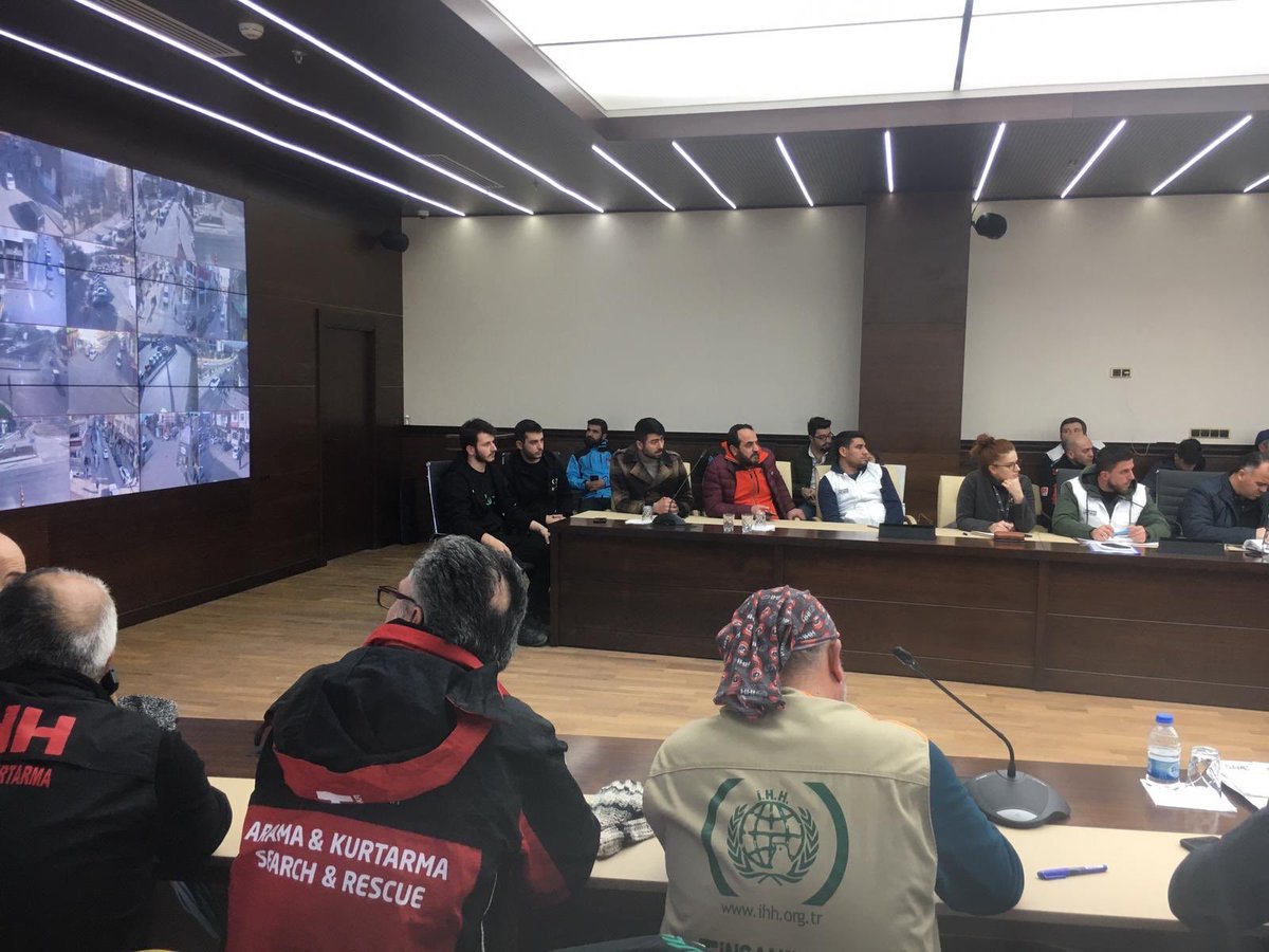 Kontrolsüz yardım , yardım değildir!

Az önce Ahbap’ların da bulunduğu grup Elazığ Valiliği ile toplantı yaptı.

Gelişigüzel yardım sakıncalı.
Sistemli yapılırsa vicdanlar da rahatlar!

Gönderilecek yardımları AFAD ile birlikte Valiliğe teslim edelim!🙏