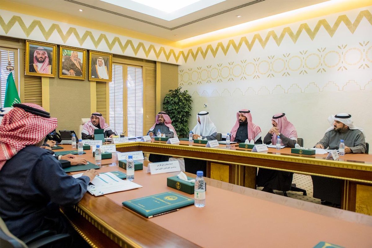 EmarahAlQassim's tweet photo. أكد على أهمية خلق بيئة محفزة للطلاب والطالبات والاستفادة من المتخصصين في التحكيم وتبادل الخبرات بين إدارات المنطقة .. 

#أمير_منطقة_القصيم يرأس اجتماعاً مع مدراء التعليم بالمنطقة لمناقشة معايير التميز. https://t.co/EjttzqCp1t