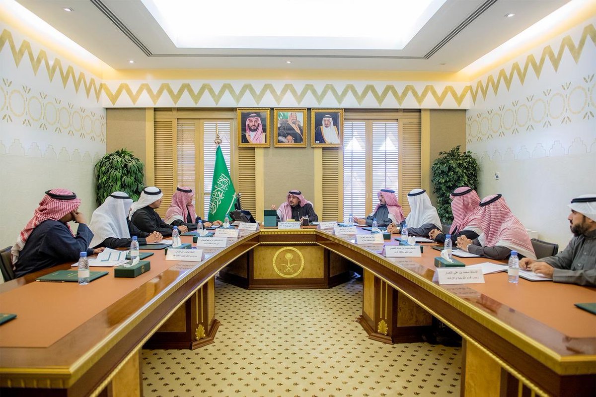 EmarahAlQassim's tweet photo. أكد على أهمية خلق بيئة محفزة للطلاب والطالبات والاستفادة من المتخصصين في التحكيم وتبادل الخبرات بين إدارات المنطقة .. 

#أمير_منطقة_القصيم يرأس اجتماعاً مع مدراء التعليم بالمنطقة لمناقشة معايير التميز. https://t.co/EjttzqCp1t