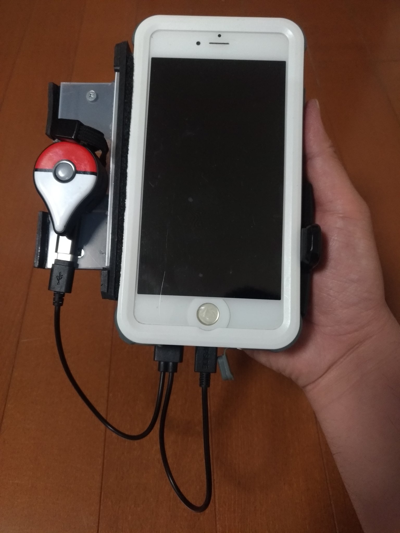 19 Ev ポケ活に便利なホルダーを作ったぜ 車載用のスマホホルダーを個改造して 表にスマホ 裏にモバイルバッテリー 横にポケ Goプラスを取り付けられるようにしたぜ この3つをまとめて片手で持つのは大変だったから これで快適にプレイできるぜ