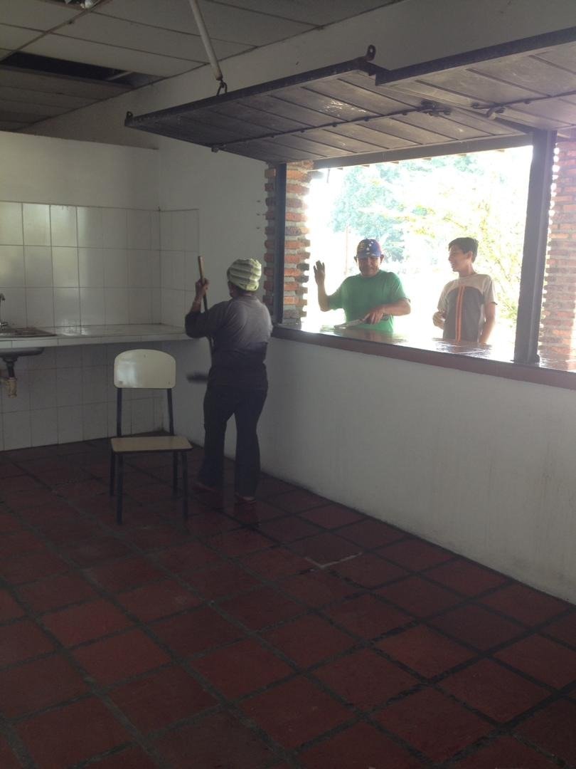 Unefa_Portugues's tweet photo. #24ENE2020. En #ExtensiónTuren  #NúcleoPortuguesa con apoyo de la Milicia Nacional Bolivariana, se realizó limpieza y mantenimiento al área de la cantina. #UnefanbExcelenciaEducativa. #UnefaEducandoParaLaPaz #PueblosUnidosPorLaPaz  @angiolillofp @SalaUnefa @unefa_ve @unefavad https://t.co/V03UxJm7tp