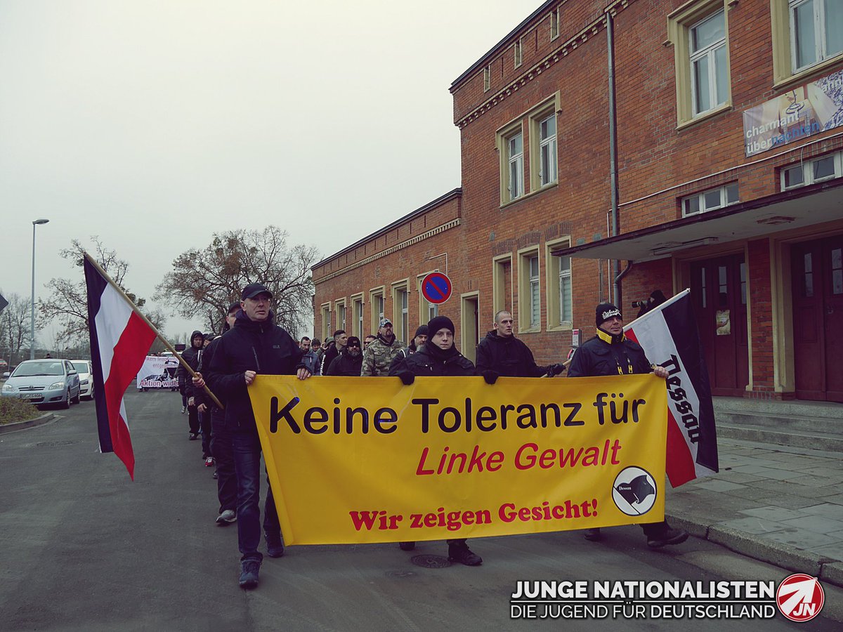 JNDeutschland's tweet photo. Gestern fand in #Roßlau eine Demonstration gegen #Linksextremismus mit #JN Beteiligung statt.
Hintergrund war der Überfall linksextremer Schläger auf nationale Aktivisten aus Roßlau letztes Jahr, welche sich auf dem Rückweg vom Gedenkmarsch in #Magdeburg befanden. #Ro2501 #Ro2601 https://t.co/BsrP3sIzvk