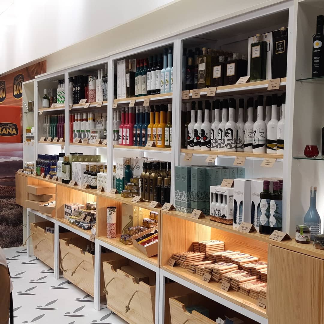 Inauguración de la oleoteca de <a href="/casadelaceite/">lacasadelaceite</a> en <a href="/elcorteingles/">El Corte Inglés</a> de #Sanchinarro en #Madrid 

La mejor selección de #aoves de la provincia de #JAÉN en Madrid. 

¡Orgullosos y felices de participar en este proyecto! 

#aove #evoo #aceitedeoliva #virgenextra #oliveoil