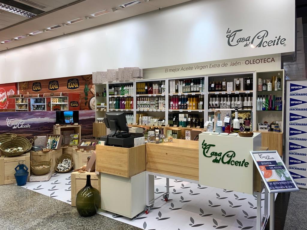picualia's tweet photo. Inauguración de la oleoteca de @casadelaceite en @elcorteingles de #Sanchinarro en #Madrid 

La mejor selección de #aoves de la provincia de #JAÉN en Madrid. 

¡Orgullosos y felices de participar en este proyecto! 

#aove #evoo #aceitedeoliva #virgenextra #oliveoil https://t.co/vlz31ZdHed