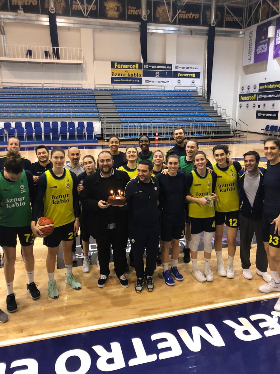 fbkadinbasket's tweet photo. 📸 Bugünkü antrenmanımızın ardından İdari Menajerimiz Taylan Ege Cingöz’ün doğum gününü kutladık 🎂 https://t.co/LyRrPX7OxN