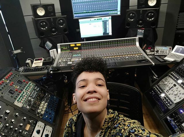 KoraOfficiel_'s tweet photo. Let's get this party started 🎙️🎙️🎙️
C'est tipar pour les voix à petit @studiobesco avec @buyensmichael 😎😎
Ça va faire du sale 🔥🔥🔥 https://t.co/nOpMGtKTb8 https://t.co/X3RWW81nzd