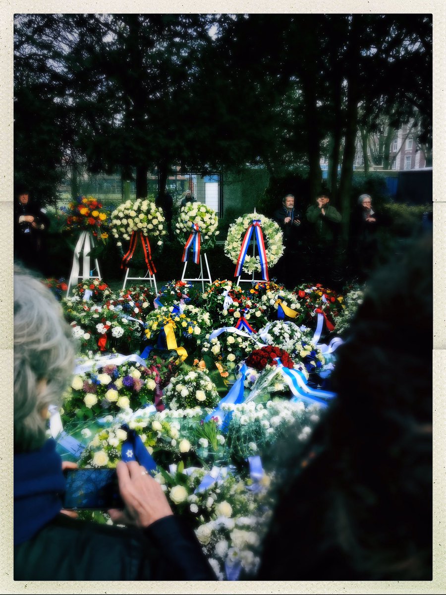 Kranslegging bij indrukwekkende #holocaustherdenking

<a href="/AuschwitzComite/">Auschwitz Comité</a> <a href="/Namenmonument/">Namenmonument</a>