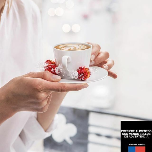 lindt_chile's tweet photo. Domingo en casa, acompañad@ de café y Lindor Milk 😍#momentoLindt

Encuentra Lindor en @jumbochile https://t.co/TStKD2aT26