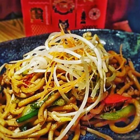 Los tallarines 🍜 significan "tener una larga vida" 😊. El pescado 🐟 simboliza la abundancia 💰 y el pollo 🐣 la buena suerte ☘. Si quieres conocer las tradiciones 🧧del #AñoNuevoChino pincha aquí 👉 madridmeenamora.com/single-post/ch…