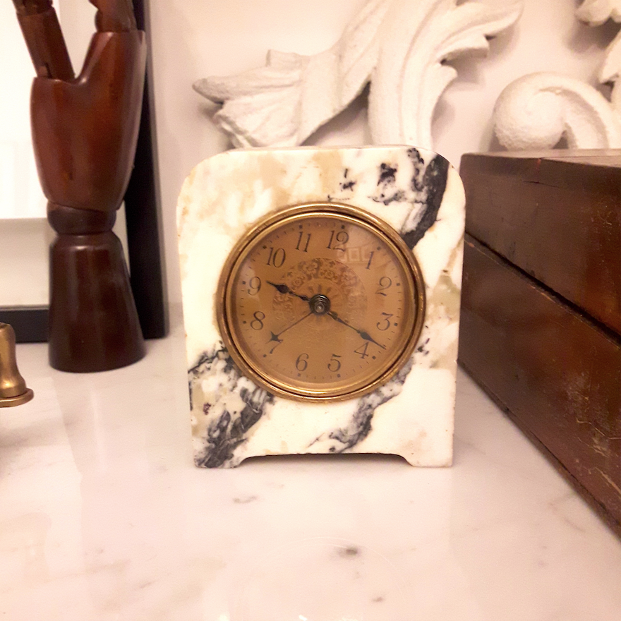 CaseyDesignPlan's tweet image. I believe you should surround yourself with objects you love, the poet Rilke I think was the one who said that. My office has so many wonderful vintage pieces – this one a gift from my friend and incredible artist @ Kari Serrao.  #vintageobjects #vintageobsession #marbleclock