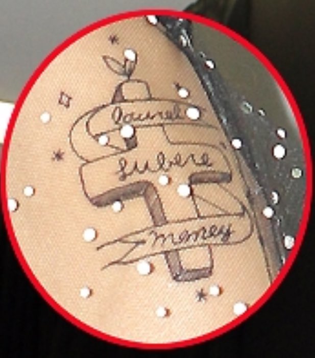 공효진은 왼쪽 어깨에 명예(laurel), 사랑(lubere), 돈(money)을 새기고 다닌다.