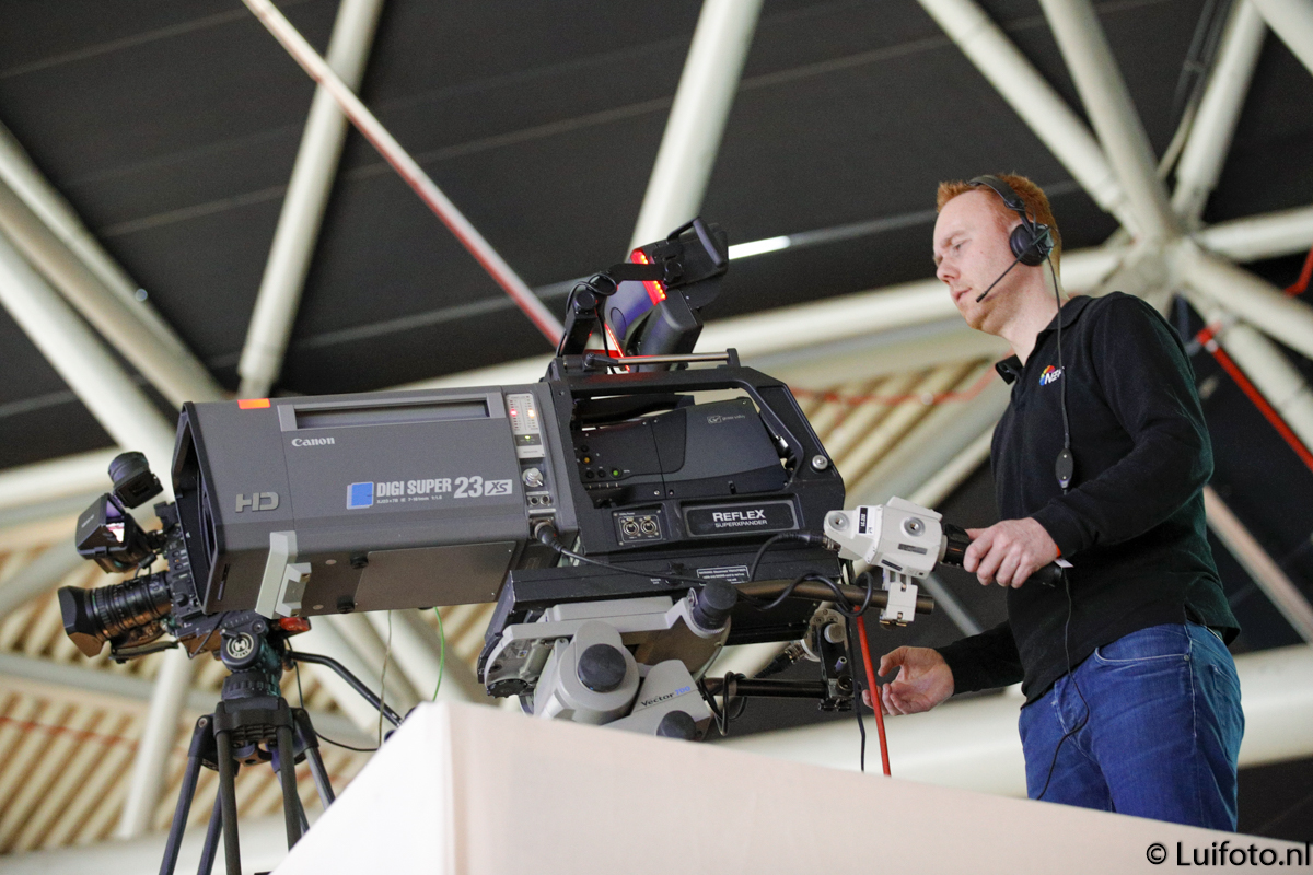 Ben je deze middag helaas niet in de <a href="/RAI_Amsterdam/">RAI Amsterdam</a> maar wil je toch niks missen van de Longines <a href="/FEI_Global/">The FEI</a> Jumping World Cup? Volg vanaf 15:10 de livestream via <a href="/NOS/">NOS</a> nos.nl/sport/
Foto: Luifoto