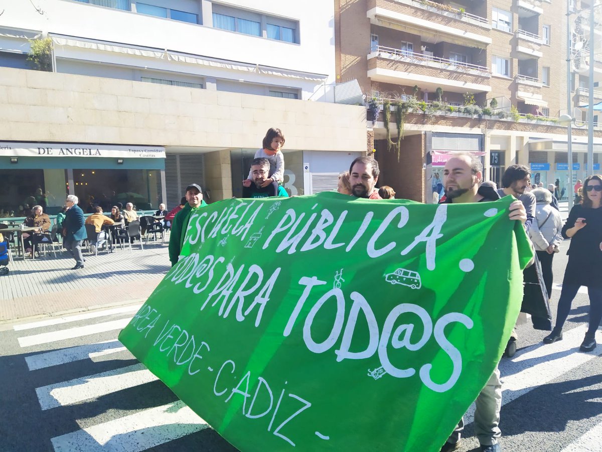 UsteaCadiz's tweet photo. Esta mañana nos manifestamos contra los ataques a la #sanidadpública por parte del gobierno de Andalucía. No podemos permitir que sigan asfixiándola para convertir un servicio básico en el negocio de una minoría. Nosotr@s siempre defenderemos los #serviciospúblicos. https://t.co/f5I2LlSUFk