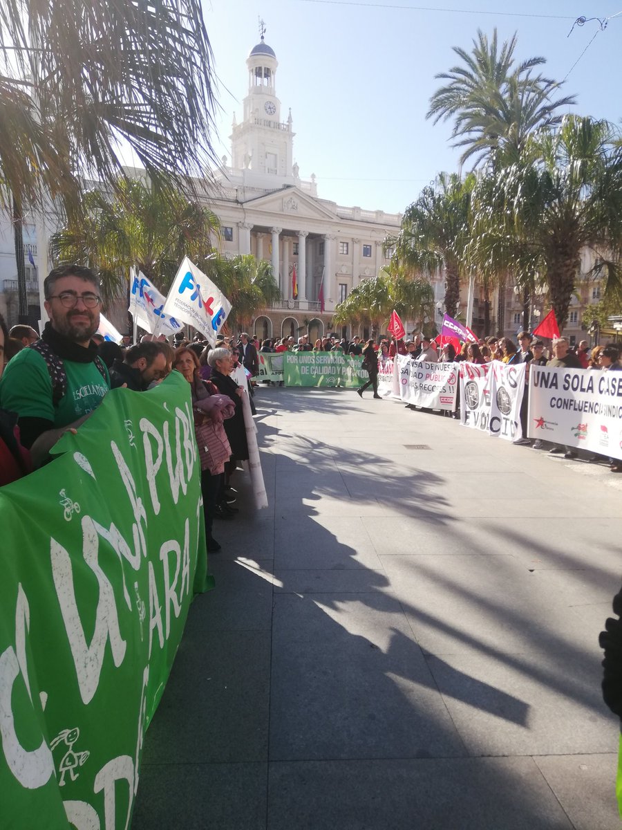 UsteaCadiz's tweet photo. Esta mañana nos manifestamos contra los ataques a la #sanidadpública por parte del gobierno de Andalucía. No podemos permitir que sigan asfixiándola para convertir un servicio básico en el negocio de una minoría. Nosotr@s siempre defenderemos los #serviciospúblicos. https://t.co/f5I2LlSUFk
