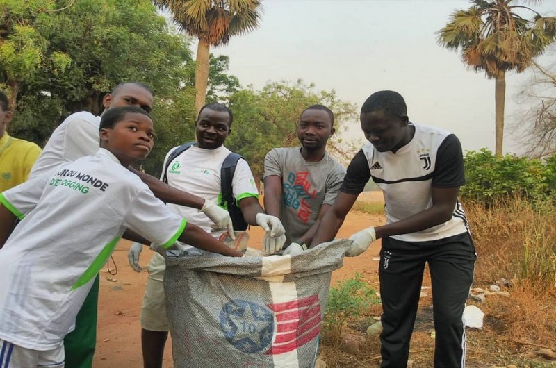 ElitedAfrique's tweet photo. Une course #Ecojogging spéciale au lycée de #Tokoin II : l’#ATJ2E y était https://t.co/uA1dydhggY https://t.co/6wRXU1rXpF