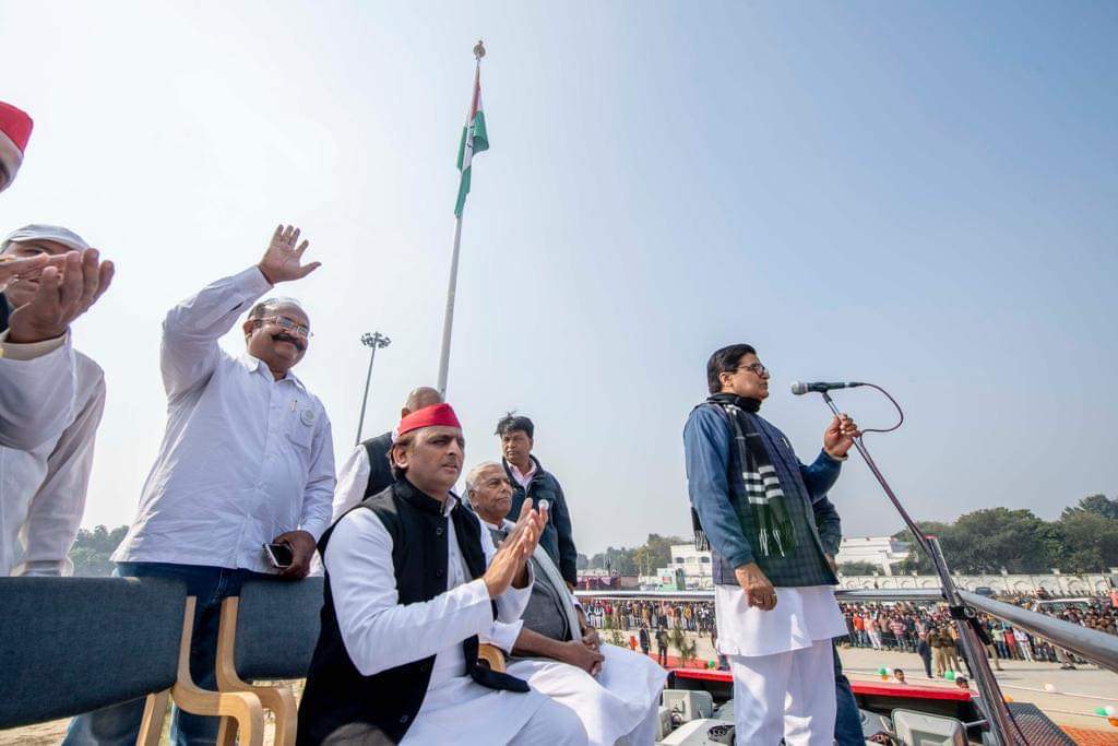 akshayyadavmp's tweet photo. आज सैफई के महोत्सव प्रांगण में आदरणीय राष्ट्रीय अध्यक्ष जी द्वारा 155 फ़ीट ऊँचे पोल पर झंडारोहण एवं गणतंत्र दिवस कार्यक्रम सम्पन्न हुआ। इस अवसर पर पार्टी के प्रमुख महासचिव आदरणीय प्रो.रामगोपाल यादव जी, पूर्व केंद्रीय मंत्री आदरणीय यशवंत सिन्हा जी, सहित अन्य वरिष्ठ नेता मौजूद रहे। https://t.co/cXcSeTTPqx