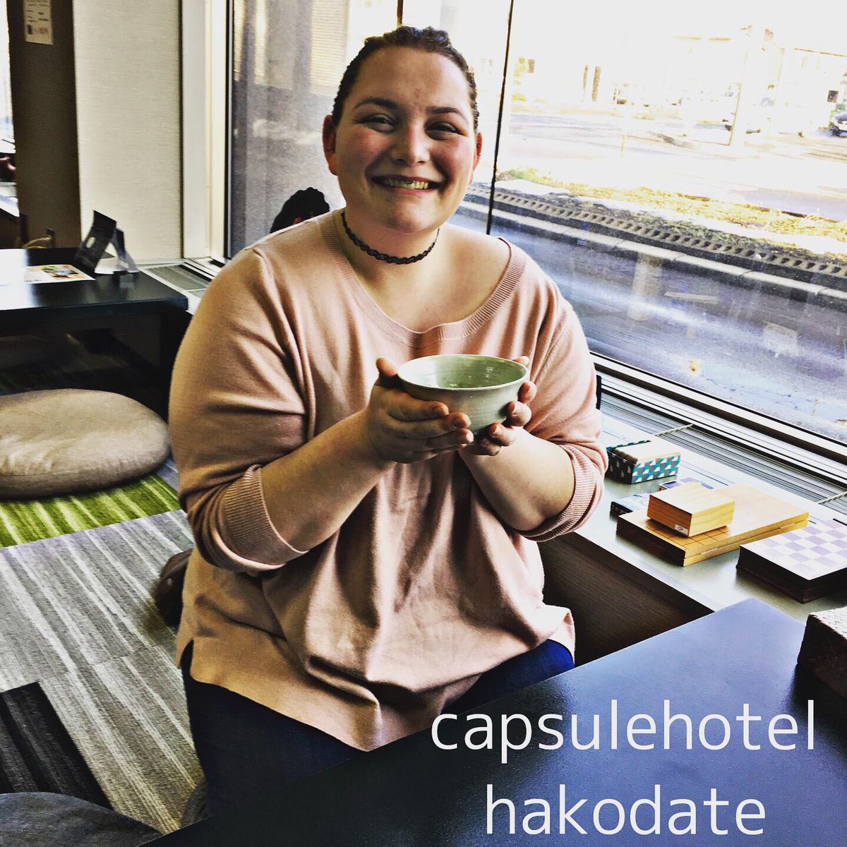 HakodateCapsule's tweet photo. 笑顔が美しいお客様🌟ほろ苦さがお抹茶の美味しさです♪…白いブラックサンダー🍫&amp;夕張メロンピュアゼリー🍈🤗冷やして美味しい⤴︎ Matcha has a bittersweet taste! Enjoy now!
#函館 #北海道  #日本 #Hakodate #Hokkaido  #旅 #観光 #フェスティバルタウンはこだて #冬に恋 https://t.co/Znpbm0kLip