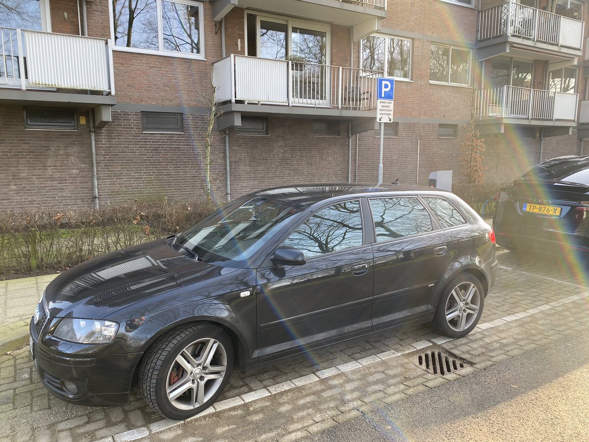homebasix's tweet photo. @BOAbreda gaat dit nog gehandhaafd worden op de Schaffelaarstraat in? #breda. Zeer #irritatie #evbrandstof https://t.co/zLmOxAkUZ6