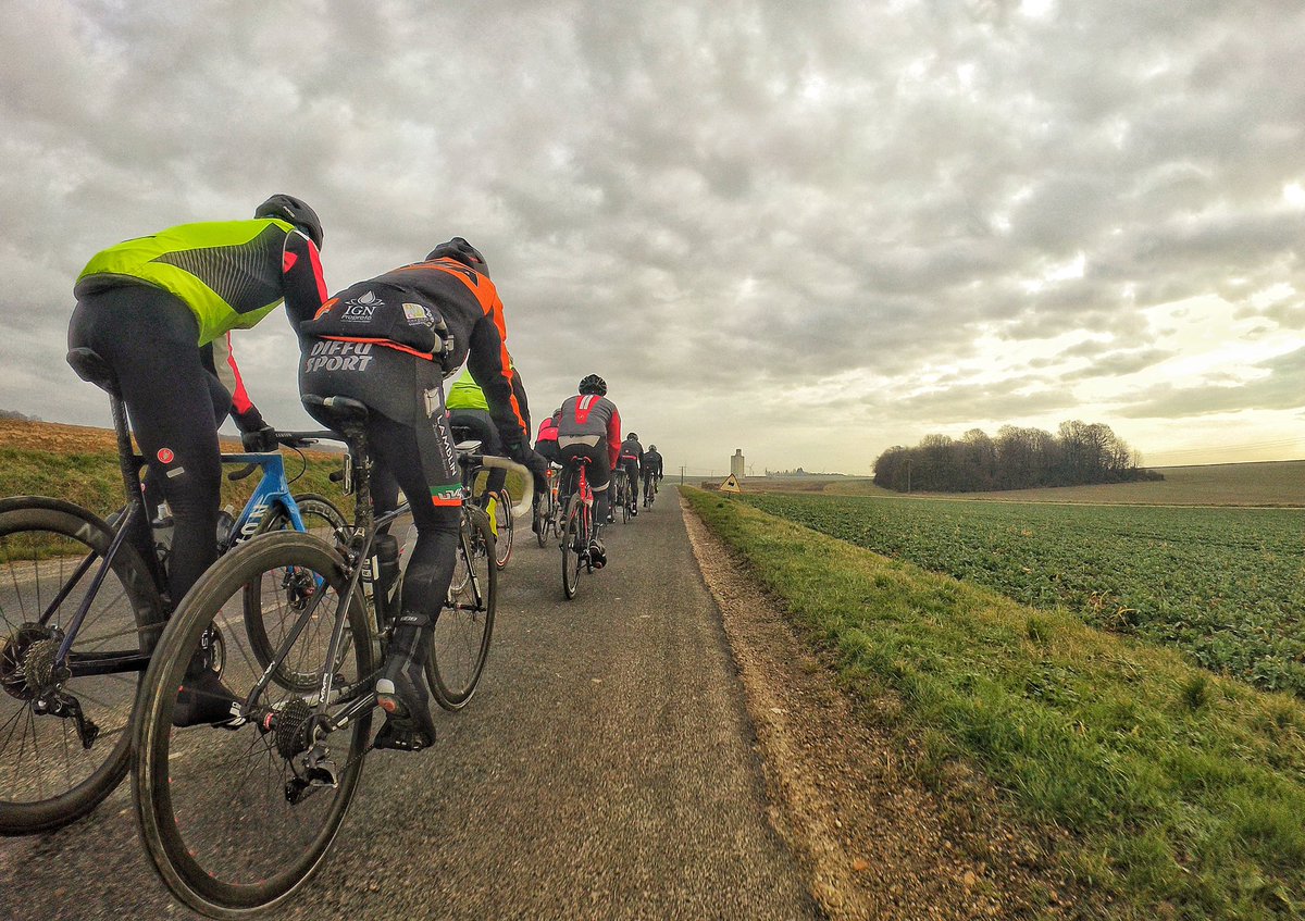 manudesrafa_l's tweet photo. Un 100 bornes pour un dimanche dans le brouillard avec 12 membres du Team Rafa’L @ShimanoROAD @max_wheel_ @GarminFrance @ScottSportsFR @daggDistrib @Aguisa @ColnagoApesud #rafalsocks #rafal #leteamrafal #castellicycling #castellifrance #garmin #scott #shimano #duraace #maxwheel https://t.co/hbevtht8qE
