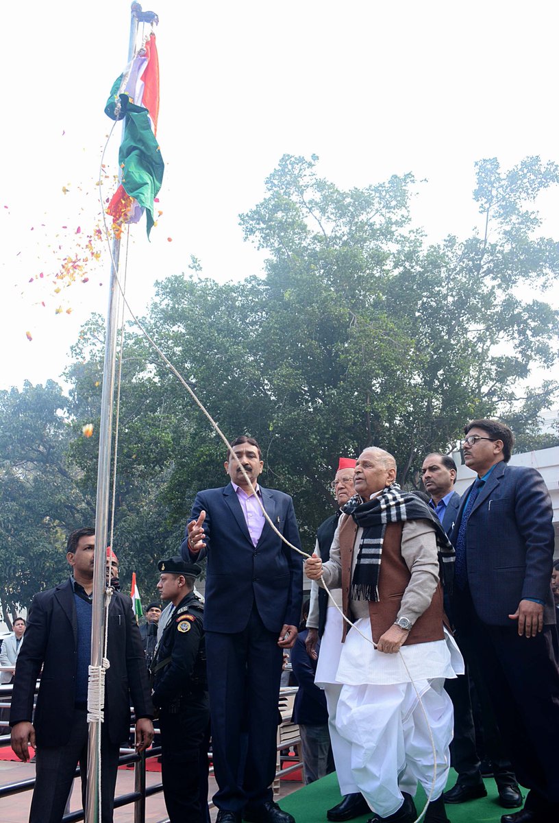 samajwadiparty's tweet photo. आज समाजवादी पार्टी मुख्यालय तथा जनेश्वर मिश्र ट्रस्ट, लखनऊ में गणतंत्र दिवस राष्ट्रगान के साथ ध्वजारोहण और देशभक्तिपूर्ण गीतों के साथ सोल्लास सम्पन्न हुआ। 
https://t.co/So3MOU3wyO https://t.co/3z4F5KBGwK