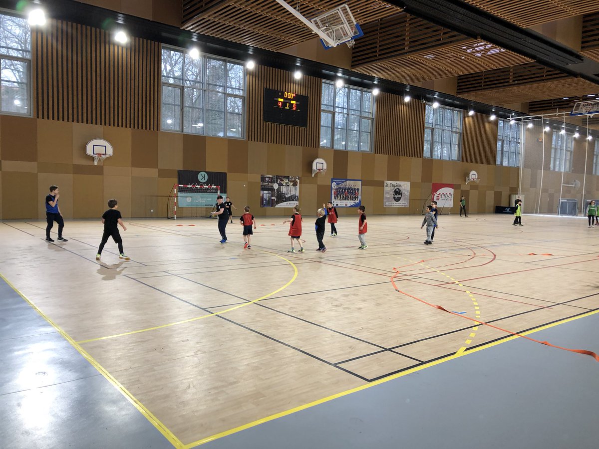 rnhb94's tweet photo. Galettes des rois et matches de mini-hand au Stadium Maudry avant la retransmission de la finale des championnats d’europe de #Handball @Nogent94130 https://t.co/fARNmTaNCK
