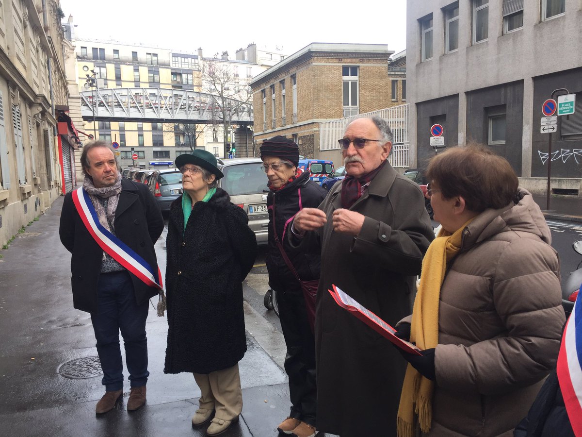 SBribard's tweet photo. Rue Guy Patin #Paris10, ce sont les mémoires des jeunes filles d’un foyer UJIF, déportées et exterminées, qui sont rappelées par cette cérémonie annuelle avec l’#AMEJD ; 11 jeunes filles jamais revenues, parmi tant d’autres... #NOublionsJamais #DevoirDeMémoireEtDeTransmission https://t.co/gXDu36Gkxp