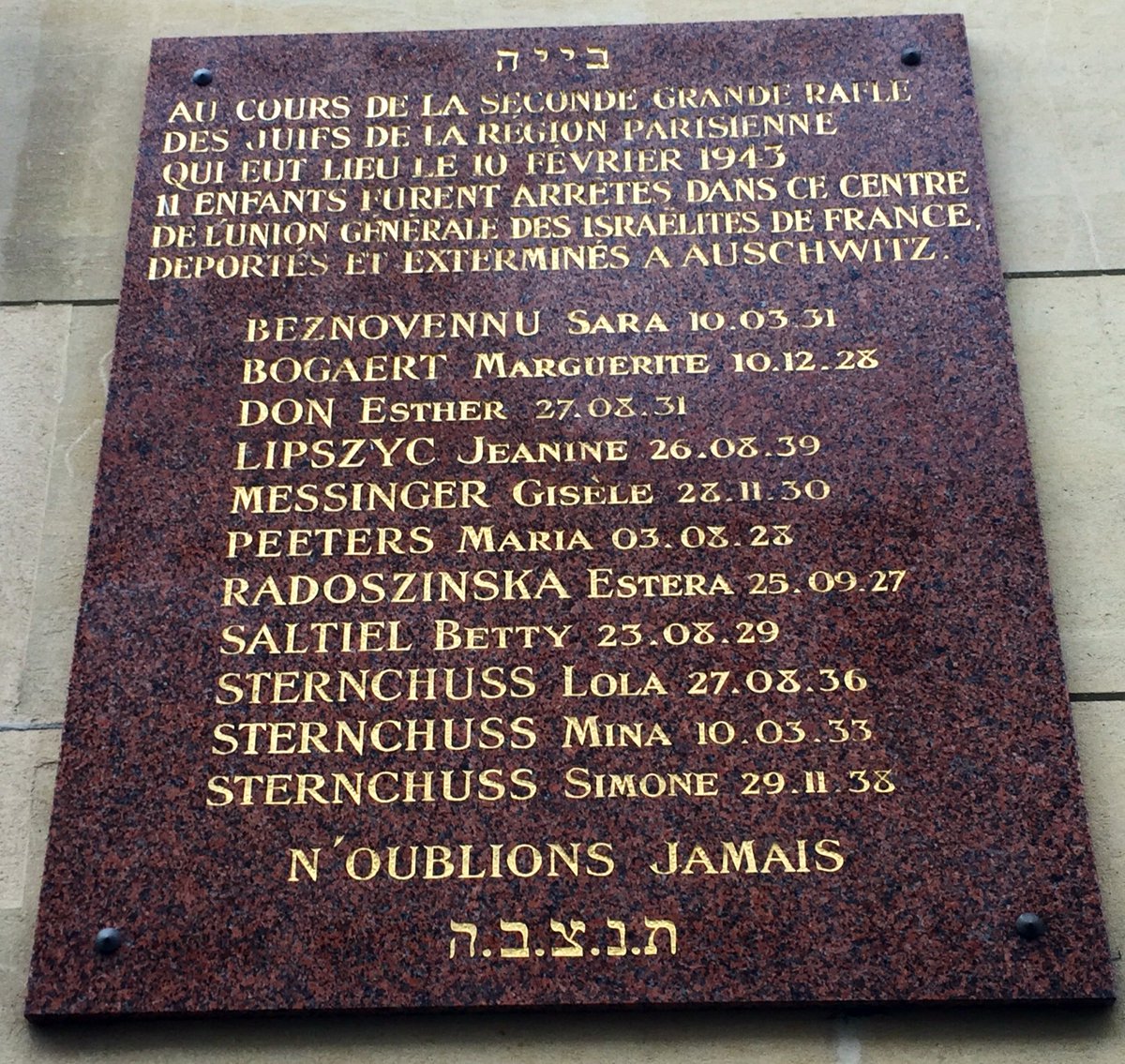 SBribard's tweet photo. Rue Guy Patin #Paris10, ce sont les mémoires des jeunes filles d’un foyer UJIF, déportées et exterminées, qui sont rappelées par cette cérémonie annuelle avec l’#AMEJD ; 11 jeunes filles jamais revenues, parmi tant d’autres... #NOublionsJamais #DevoirDeMémoireEtDeTransmission https://t.co/gXDu36Gkxp