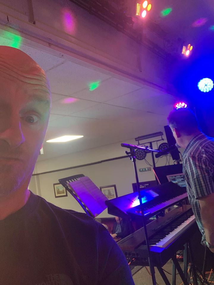 ontrackduo's tweet photo. It was our first time at Mansfield Woodhouse Ex-Servicemen's last night... what a brilliant club! We arrived early to find the club already half full and by the time things got underway it was packed. And what an enthusiastic crowd - it just makes our job a pleasure #OnTrack #duo https://t.co/vzd6p4WWf5