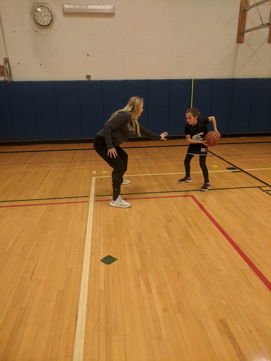 girls_hamburg's tweet photo. Thank you to Coach @ERy142311 and some of our girls for helping the tiny ballers 🏀💜 by being such excellent teachers and role models! #HamburgLittleCagers #DevelopmentalLeague https://t.co/4EVaYUVC3T