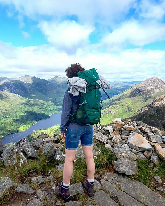 Oh, wat heb ik gevloekt en gezucht toen ik met mijn volle backpack de 'Pap of Glencoe' beklom, maar ik zou er nu een moord voor over hebben weer met mijn kekke bergpatta's en afritsbroek door de Scottish Highlands te trekken! ❤🏴󠁧󠁢󠁳󠁣󠁴󠁿🍀
•
•
•
#scotland #t… instagram.com/p/B7yQD4jFdKJ/