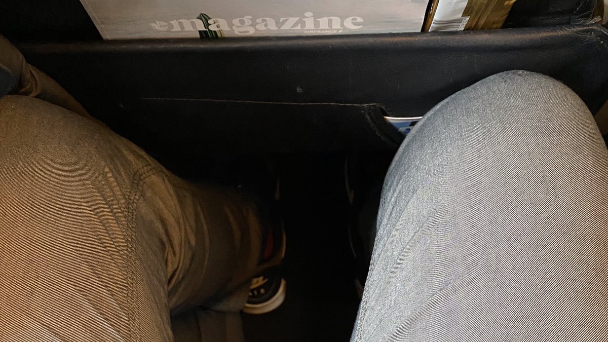 Bent_vE's tweet photo. I’m fortunate to have short legs...
@airfrance #legspace #AirFrance #travel https://t.co/jAtnHsbjck