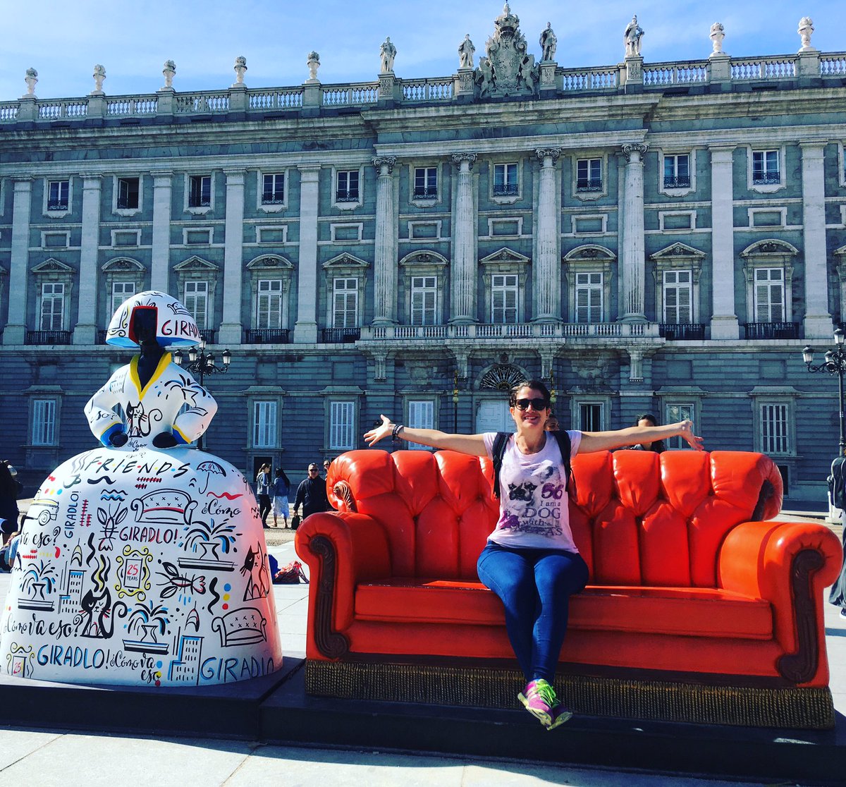 siemprenomadas's tweet photo. Habrá pocas personas que no haya visto la famosa serie de los 90’s “Friends”, se cumplió su 25 aniversario y en Madrid se le hizo un homenaje.
.
¿CUAL ERA TU PERSONAJE FAVORITO? https://t.co/7YwXLMoxcv