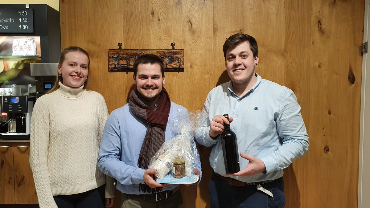 An der gestrigen Generalversammlung der @JungeCVP_Aargau verabschiedete sich <a href="/TheDudeLebovski/">Michael Kaufmann</a> nach 6 Jahren aus dem Präsidium. Das Präsidium setzt sich nun aus @_MMMXI_ und Jacqueline Wick zusammen. Wir wünschen unserem neuen Co-Präsidium viel Erfolg und Spass im Amt!