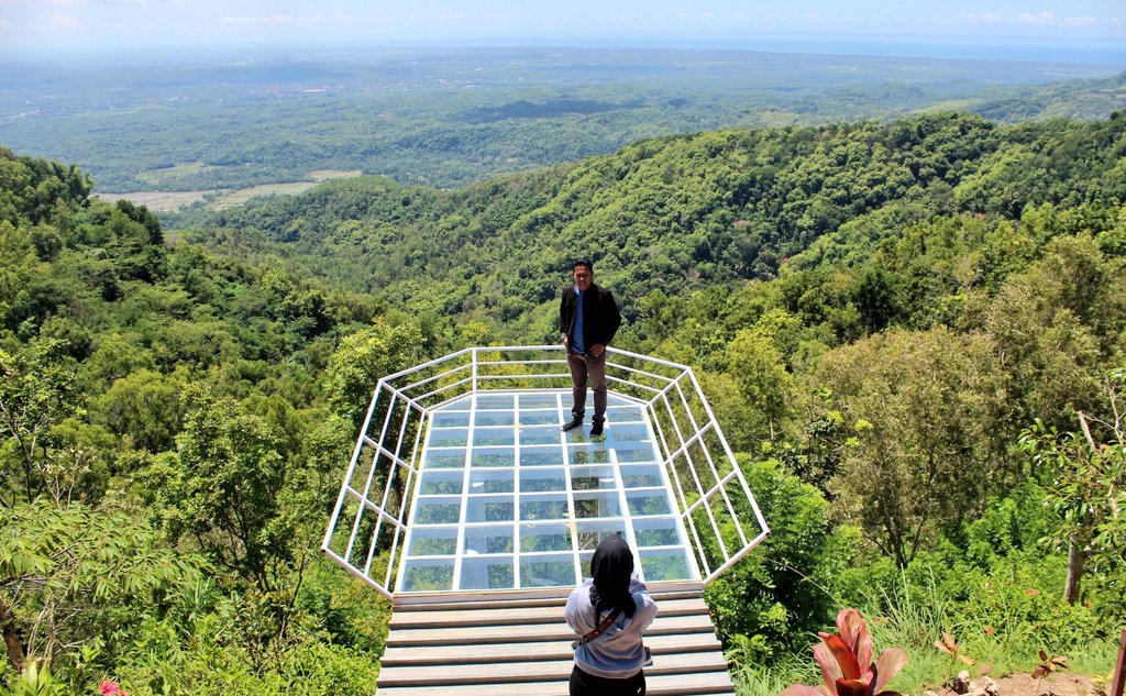 latifahkusuma7's tweet image. Nggak takut ketinggian? Buktikan di sini dong 😛

Lokasinya di Kulon Progo, namanya Puncak Dipowono. Ada beberapa spot foto ciamik. Apa aja? Cek di sini ya 👉 travelingyuk.com/puncak-dipowon… 

#explorejogja #explorekulonprogo #jogja #puncakdipowono #kulonprogo #wisatajogja