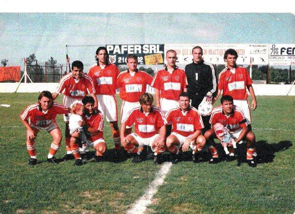 AscensoRetro's tweet photo. #Berazategui🍊 ¿Reconoces a algún jugador de este equipo? #PrimeraB 1997/1998 https://t.co/P45yBnUTEc
