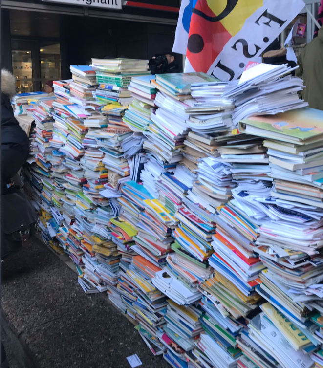ACTU : L’enseignant, les livres et la radicalisation. Ou quand les médias et la politique joue avec le feu et la détresse du monde enseignant...

buff.ly/2uuY0sG