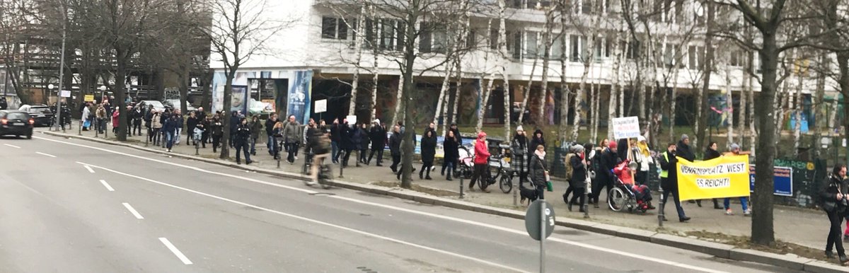 werdasliestist's tweet photo. Etwa 100 Menschen protestieren auf der #Wilhelmstr gg #BaugrundGmbH und den Verfall ihrer Wohnungen am #Mehringplatz/#HalleschesTor - für eine Stadt für die Menschen.
#b2601 #berlin #kreuzberg #protestBER #mietendeckel #besetzen #enteignen @dwenteignen @f_schmidt_BB @KLompscher https://t.co/6KoZT9quhf