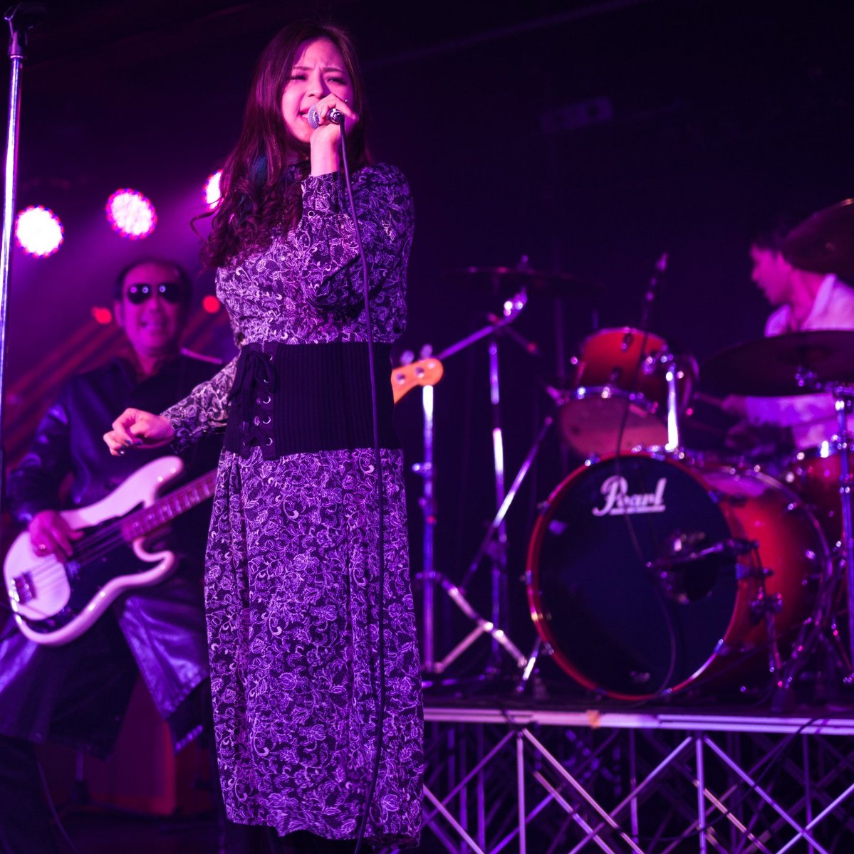 Cyui_bleu's tweet photo. 本日は「おでかけ魚市場vol.8」にてN.Yのライブをご覧いただき、ありがとうございました✨
N.Yの次回のライブは未定ですが、今後もどんどこ活動していくつもりですので、どうぞよろしくお願いいたします🙂🎶
#Cyui
(写真、バックのやおさんがいい感じですね!笑) https://t.co/fxPVaUkl5N