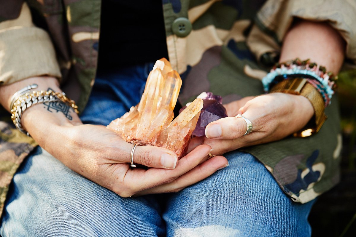 BoundPerfect's tweet image. CRYSTAL CLEAR new #blogpost
One woman's journey from high flying career in media to low-paced life in the countryside, and how the #healingpower of #crystals connected her with the earth...  perfectboundmagazine.com/blog/2020/1/24…
