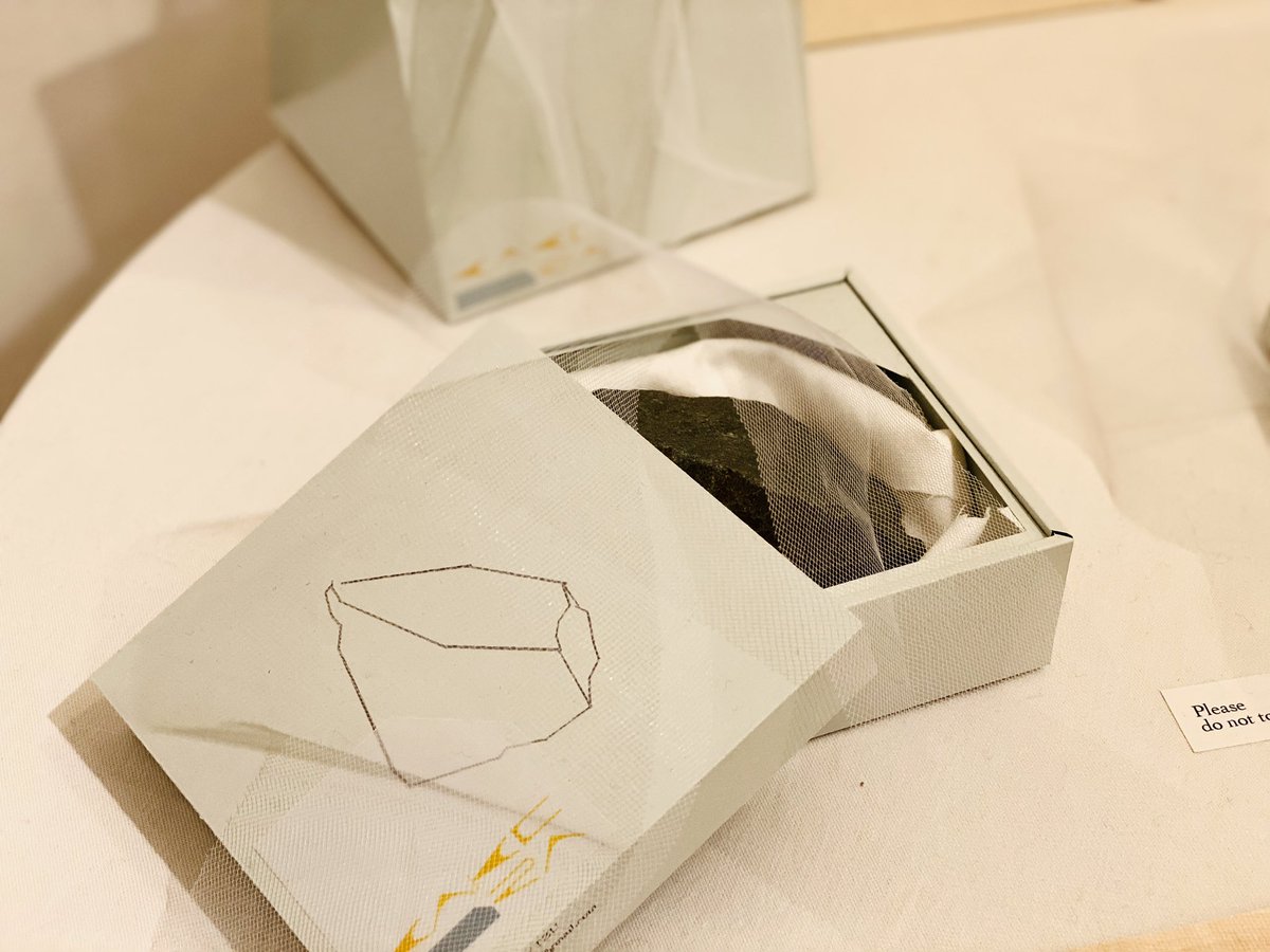 パッケージデザインの新しい試みを考える学生有志のグループ展に行ってきました。商品(中身)から考えて表層をつくる、コンテンツとコンテクストのバランスがとても良くできていて、美しいなと思いました。