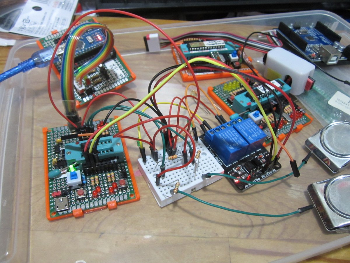 saiki0011's tweet image. ゆるふわ #電子工作
タッチライトを作ろうと回路を組んでます
現在35%容量を使って
最初の予定通り #ATTiny85 で動くようなので
これからプログラムの最適化に
手を付けようと思います
#自作Arduino #Arduino #電子工作