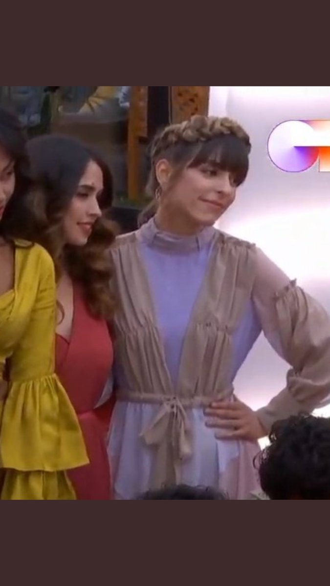 Anii9898's tweet photo. Pero de que la han vestido por favor...  #OTGala2 https://t.co/EA1Acwkww6
