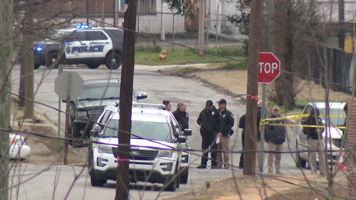 abc3340's tweet image. Birmingham Police Chief Patrick Smith identifies the two suspects in custody as a 16-year-old &amp;amp; a 25-year-old. The robbery and shooting was over two cell phones.
bit.ly/30VjfzO