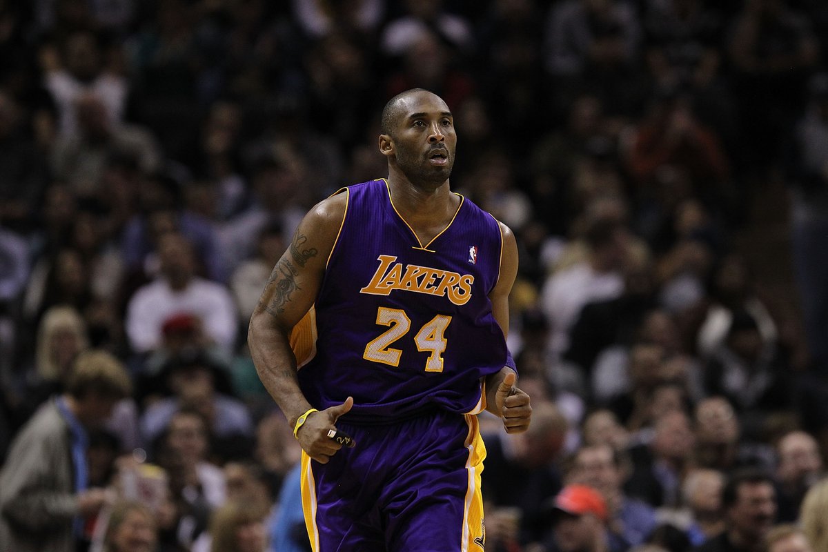 YahooSports's tweet photo. Reports: Kobe Bryant has died in a helicopter crash in Calabasas. We will continue to update this developing story. 

➡️ https://t.co/9tppqakHLK https://t.co/FGhehYLK4i